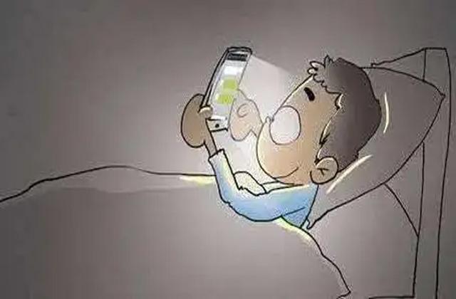 晚上睡覺玩手機的危害有哪些？睡覺前玩手機有何影響？